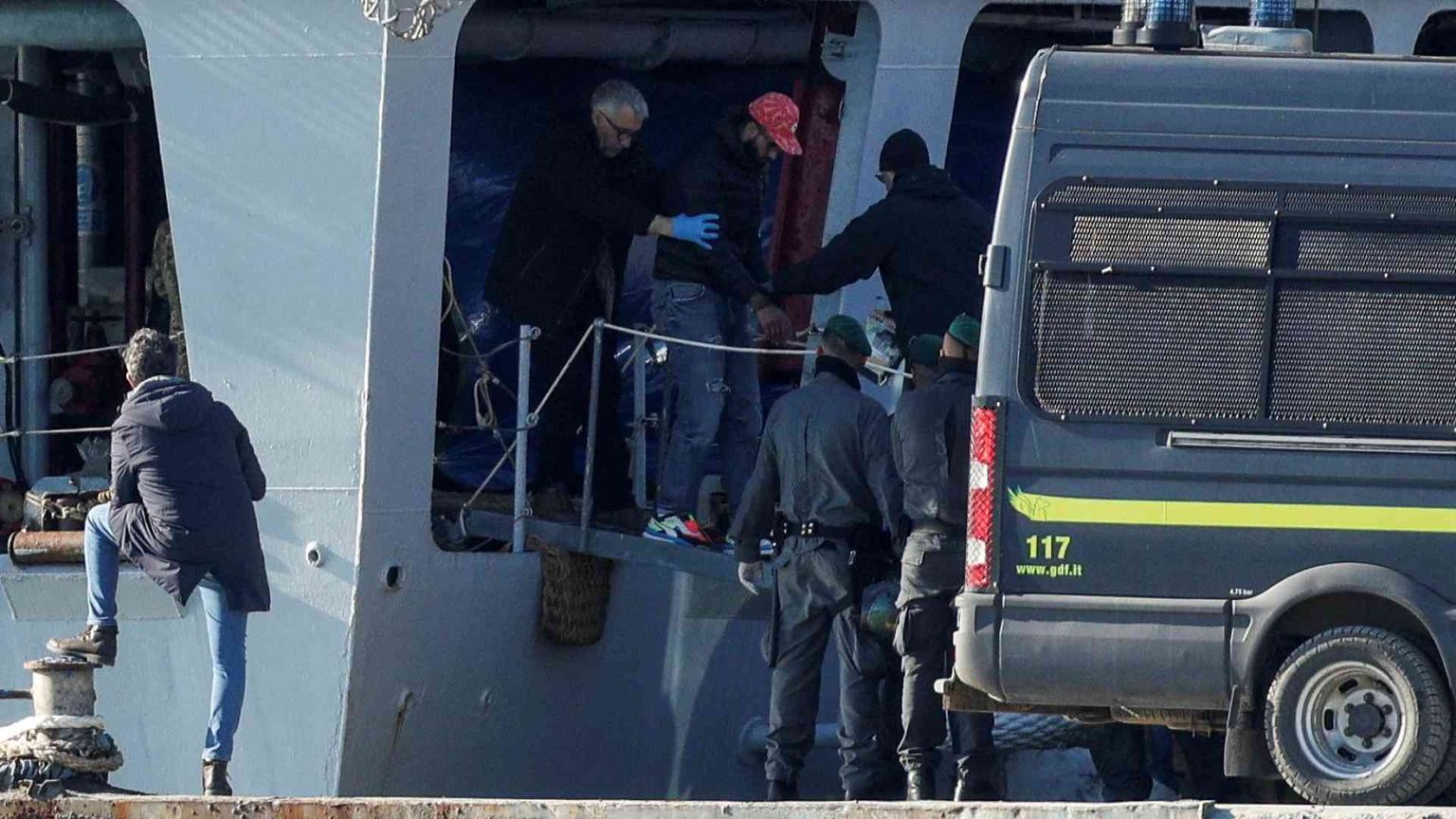 Le manette ai migranti, Salvini e quell'accusa di crudeltà esibita