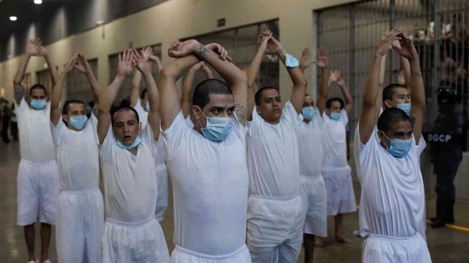 Trump vuole “tracciare” i deportati come i pacchi di Amazon