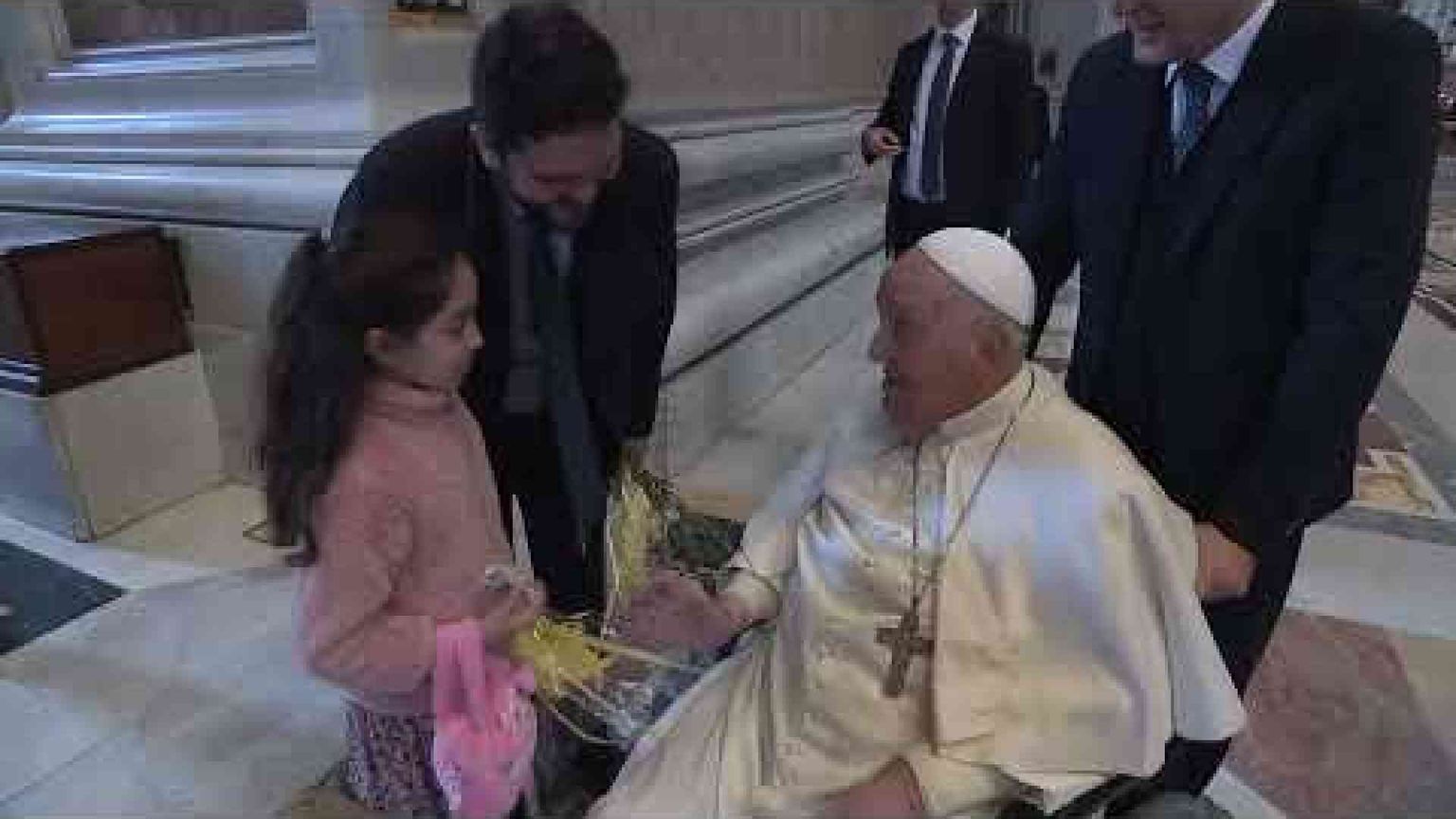 Il Papa in piazza San Pietro ha augurato una «buona Settimana santa»