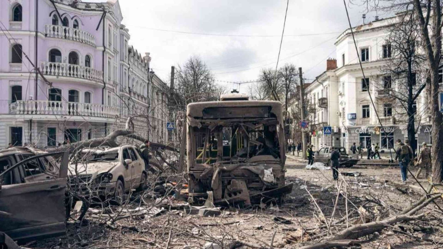 La strage delle Palme a Sumy: le bombe russe contro chi andava in chiesa