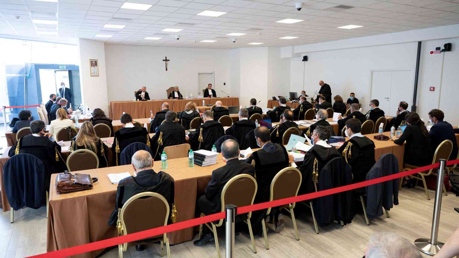 Becciu attacca sulle chat rivelate: «Prove di macchinazione contro di me»
