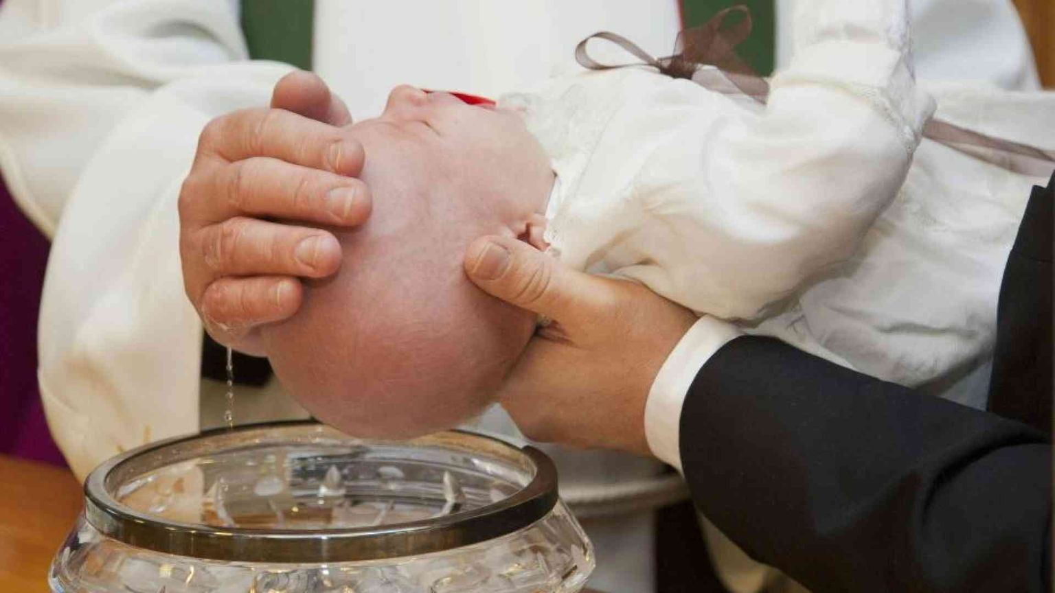 Non si può cancellare un nome dal registro dei battesimi, ecco perché