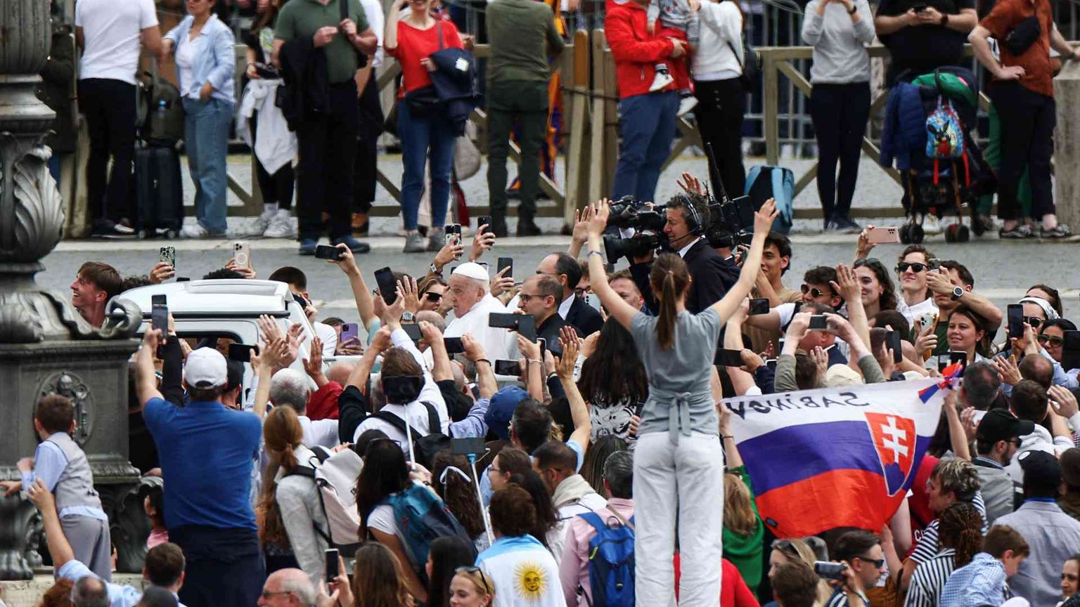 Papa, benedizione Urbi et Orbi e giro in papamobile. Non c'è pace senza disarmo