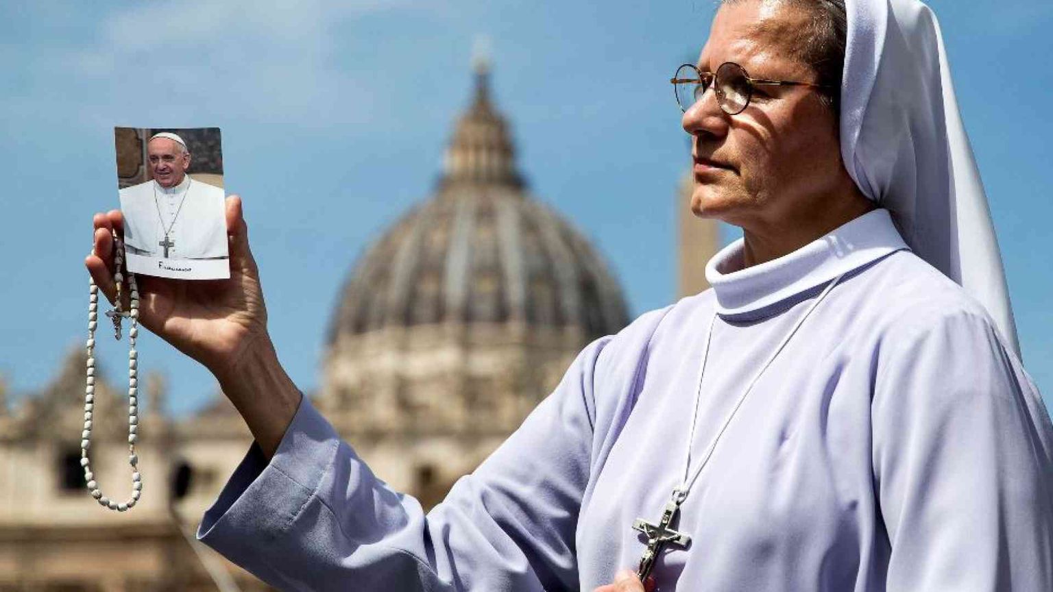 Il lungo addio a papa Francesco: il mondo è in lutto