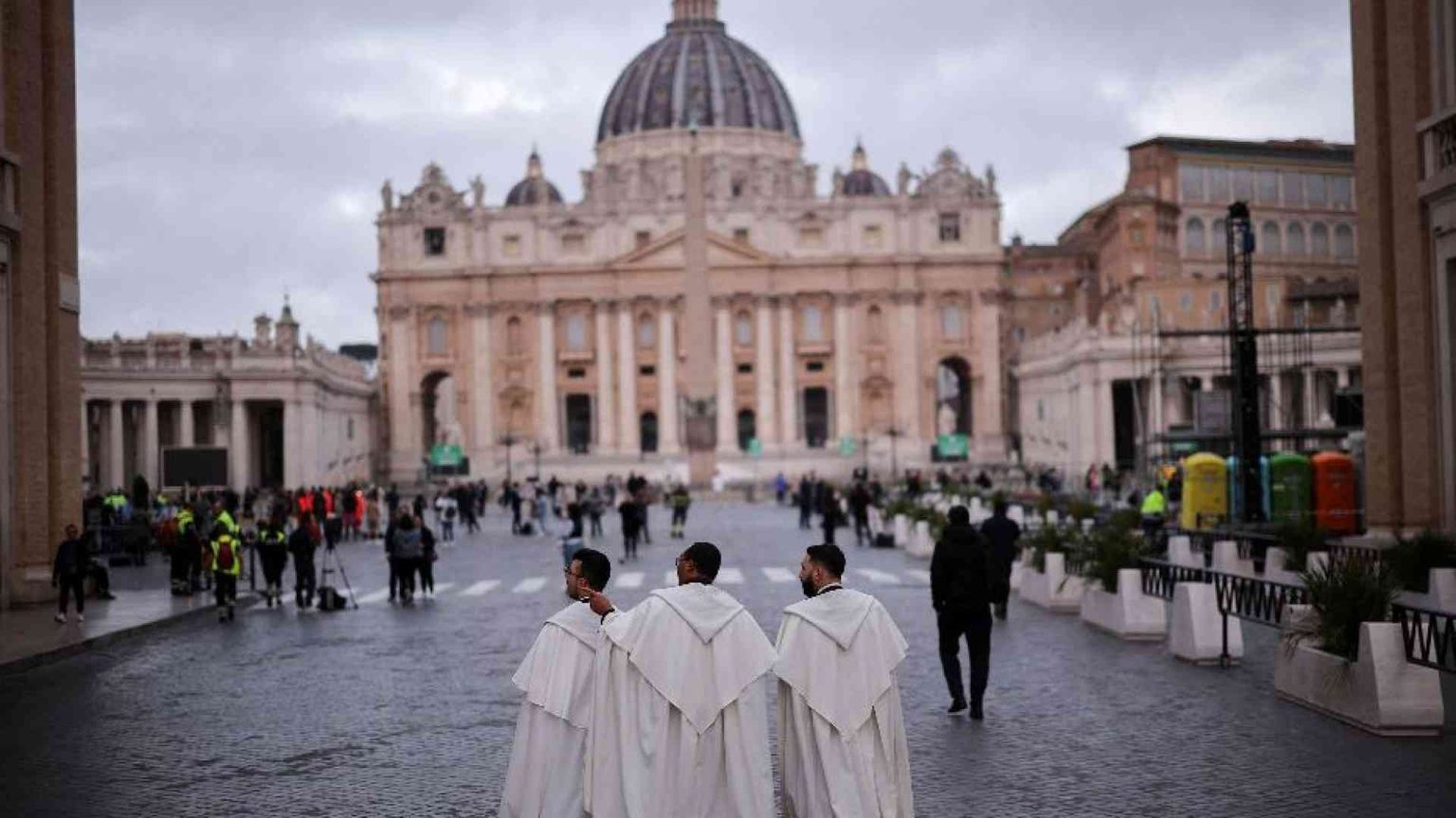 Papa Francesco torna a San Pietro, l'affetto dei fedeli in basilica