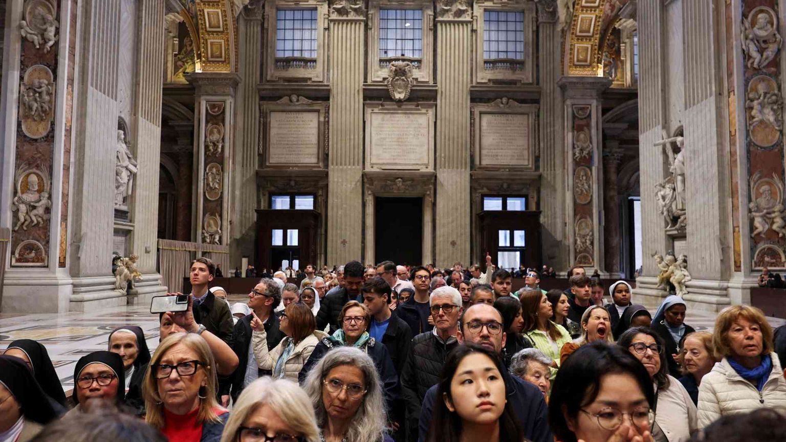 Ventimila fedeli per papa Francesco. Il saluto è continuato nella notte