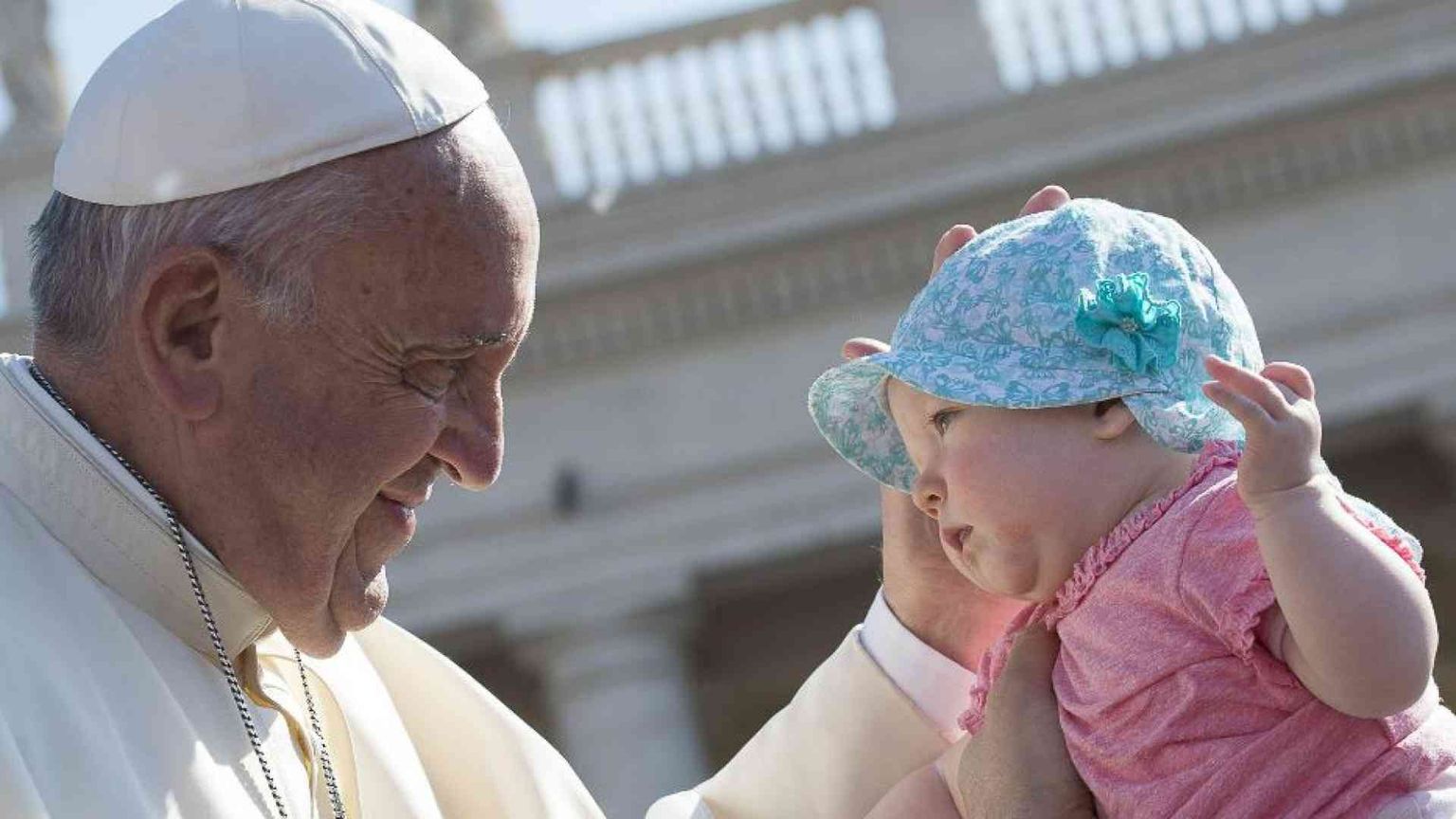 Aborto, eutanasia, maternità surrogata: la bioetica di Francesco