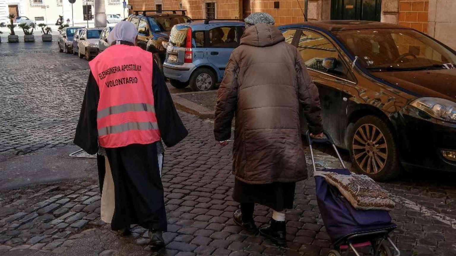 I clochard di piazza San Pietro: «Adesso speriamo non ci mandino via»