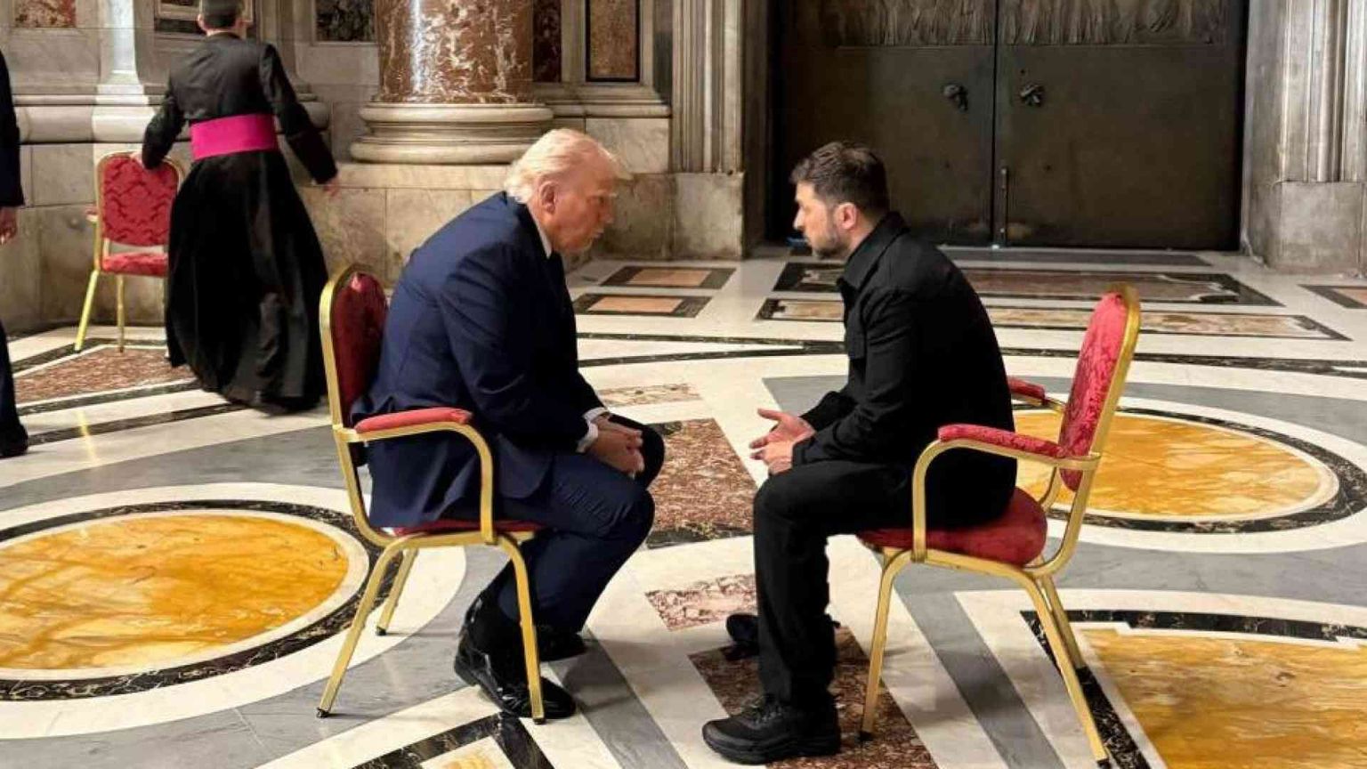 Il faccia a faccia «storico» di 15 minuti tra Zelensky e Trump a San Pietro