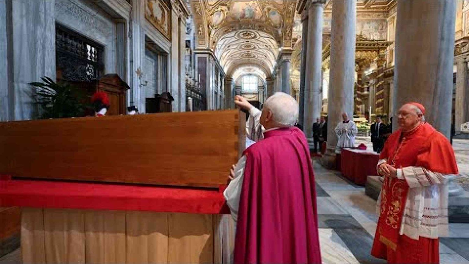 La preghiera, poi i sigilli: il rito della tumulazione di Francesco