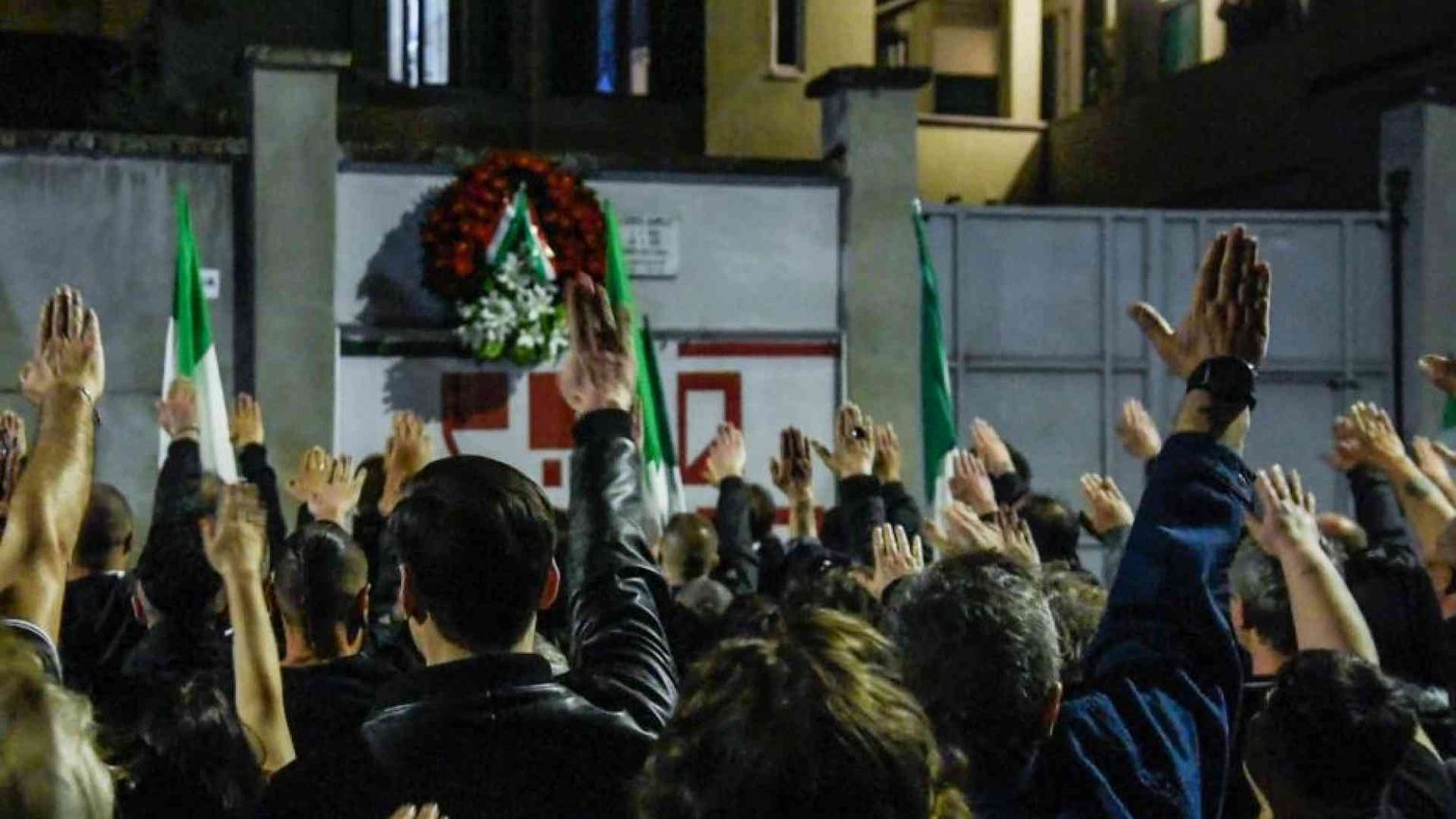 Saluti romani (e "Bella Ciao") al corteo per Ramelli