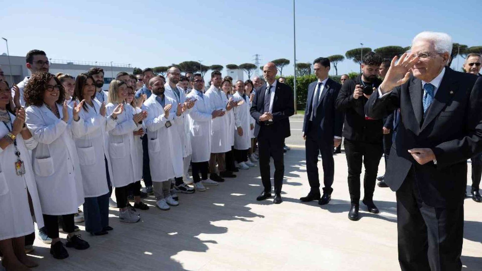 Mattarella: «Intollerabili i morti. Equità per i salari dei migranti»