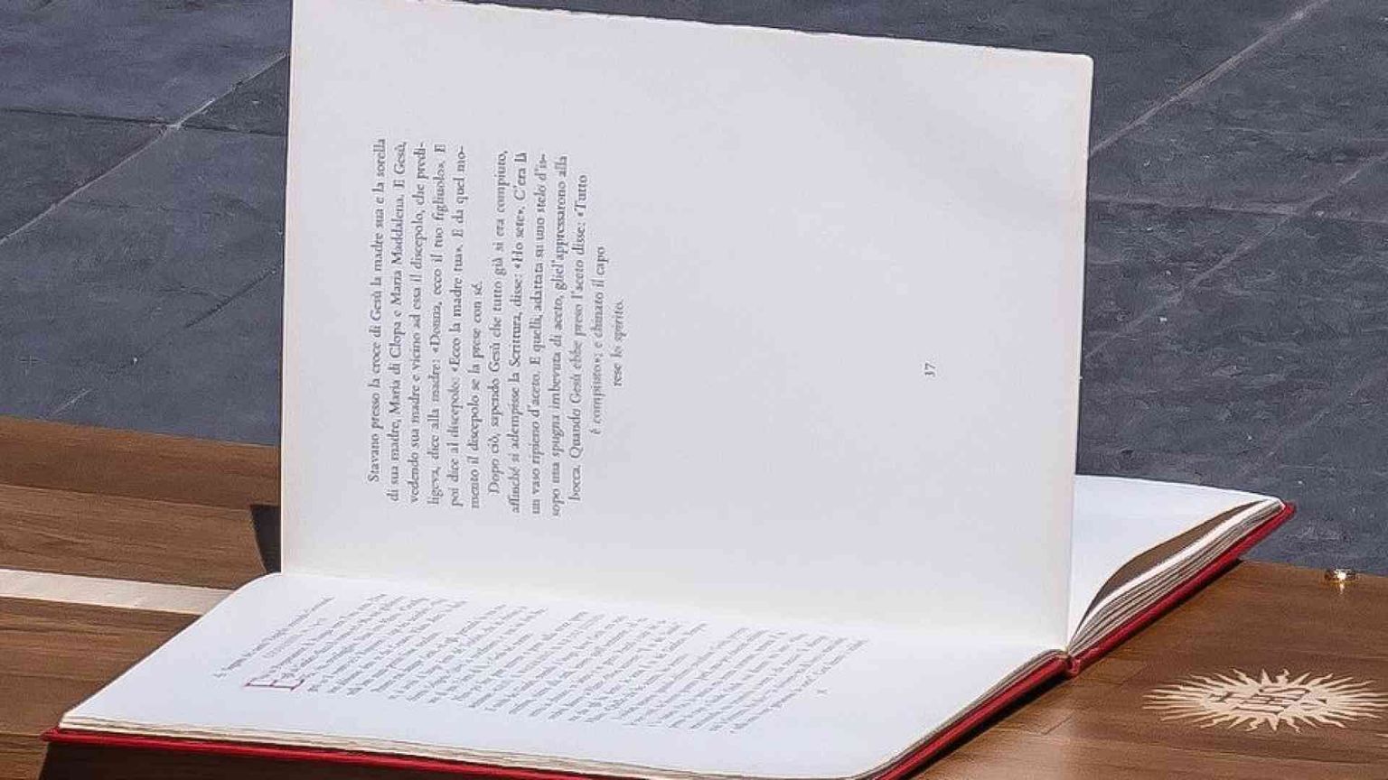 Cosa dice la pagina di Vangelo che il vento ha aperto ai funerali del Papa