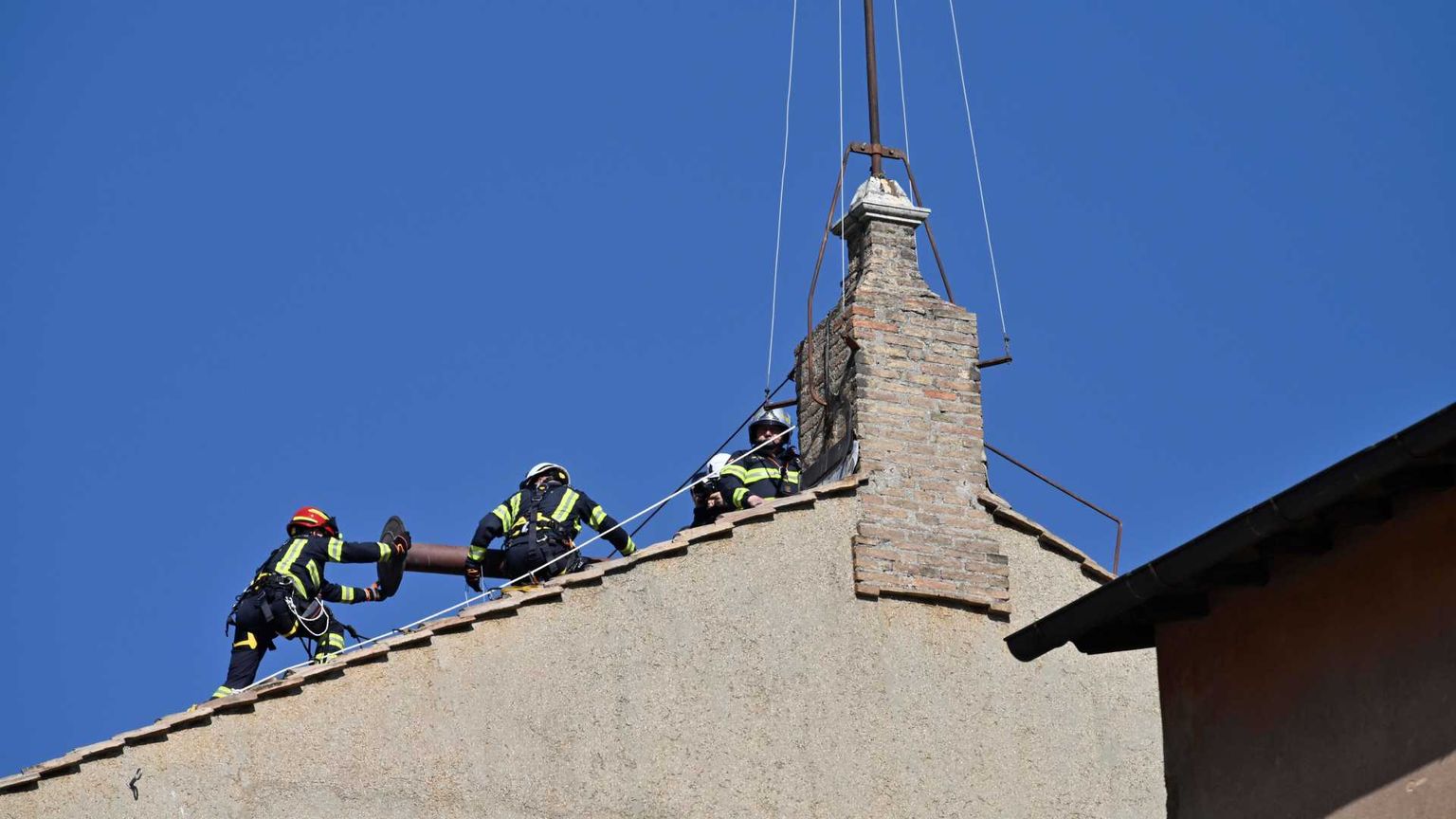Montato il comignolo sulla Sistina. Da lì arriverà la fumata bianca