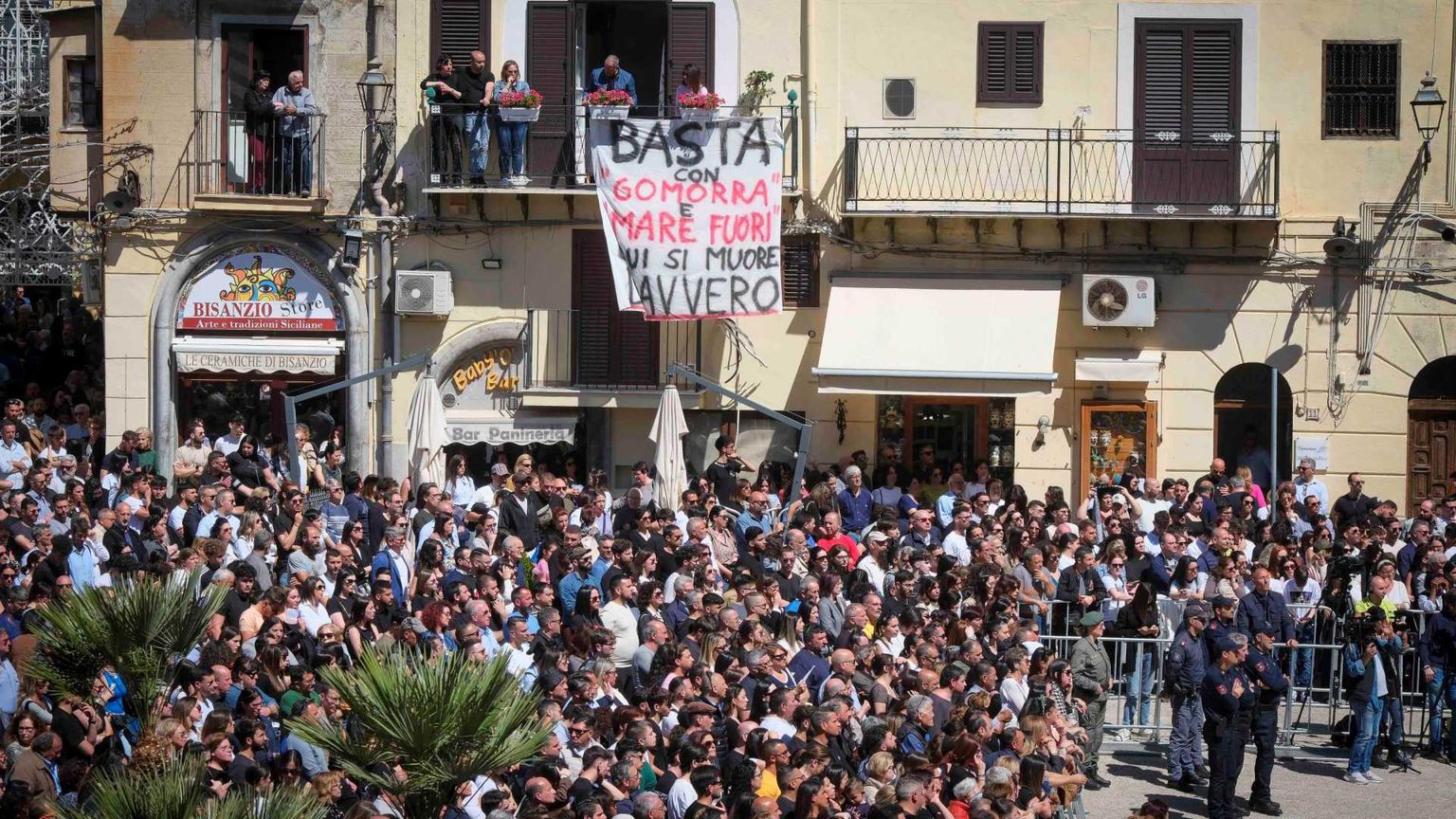 «Perché tanta violenza?». E ai funerali spunta uno striscione contro Gomorra
