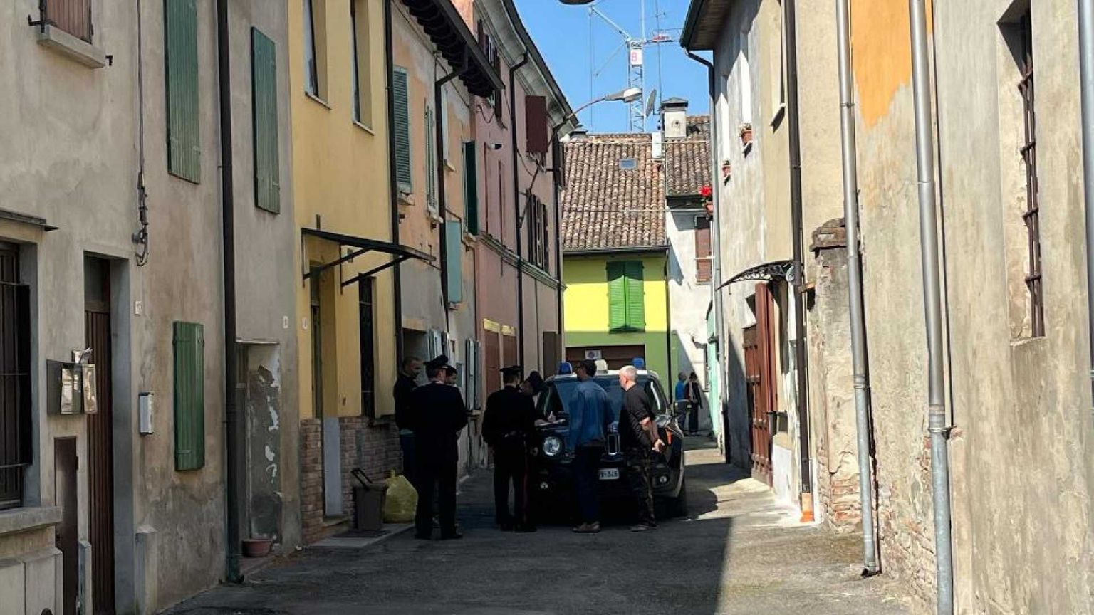 Padre di 4 figli accoltella la moglie in casa e poi si schianta nella fuga