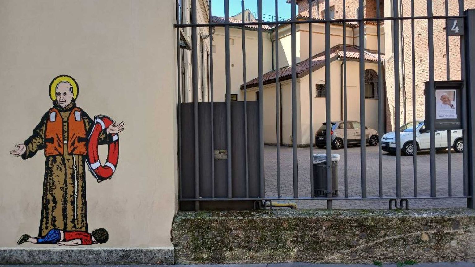 Francesco e il piccolo Alan, un murales a Milano