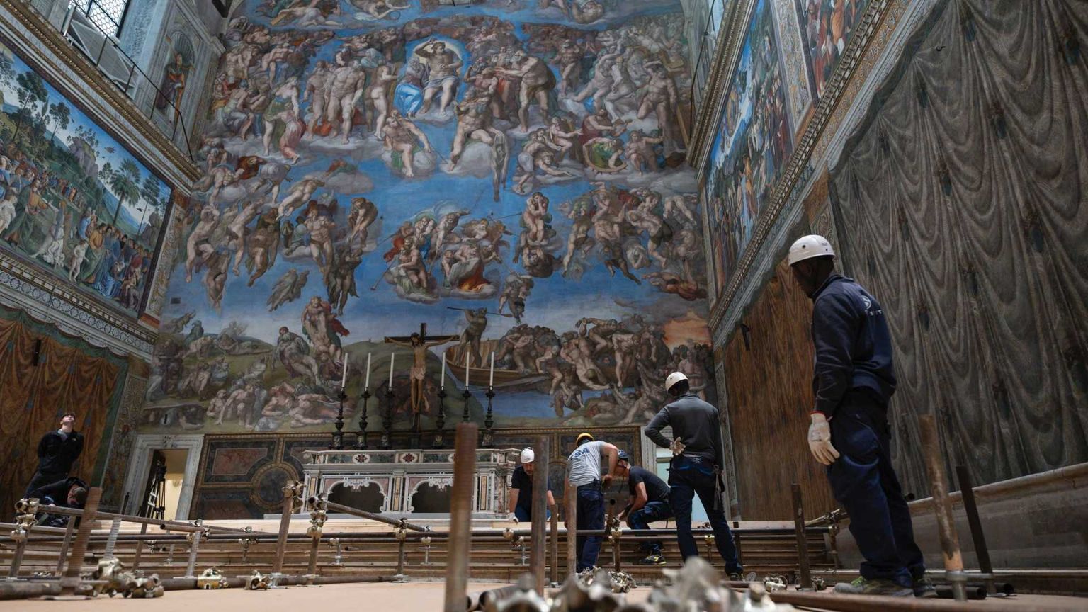 Gli 80 sigilli, le vetrate oscurate, le due stufe... La logistica del Conclave