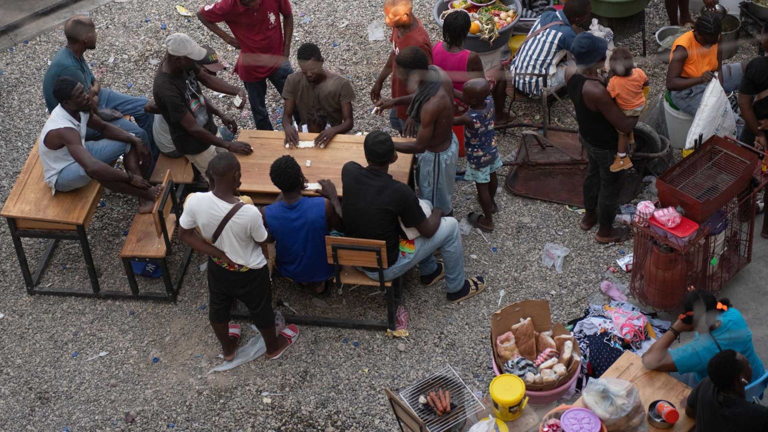Yanick in lotta contro l'analfabetismo: «Nel teatro del caos c'è ancora poesia»