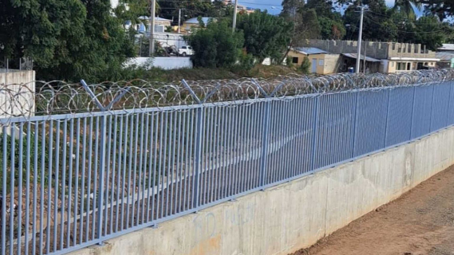 La fuga degli haitiani dalle gang si schianta contro il muro dominicano