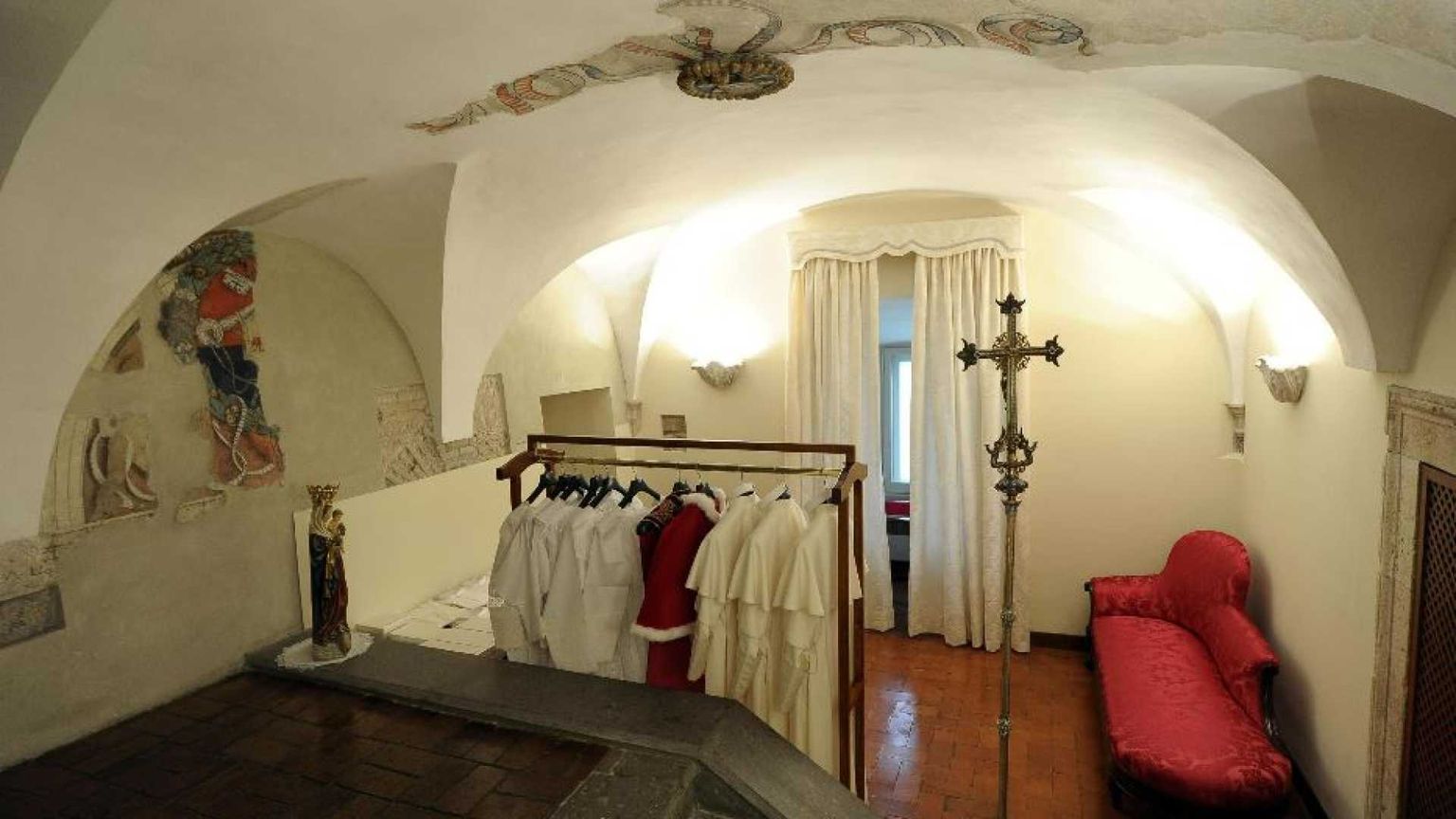 La stanza delle lacrime, la vestizione: cosa sta facendo adesso il nuovo Papa