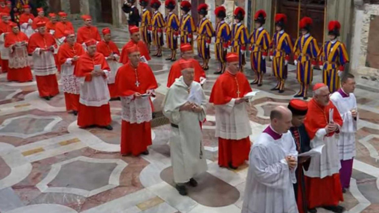 Le immagini e le suggestioni dei riti che hanno aperto il Conclave