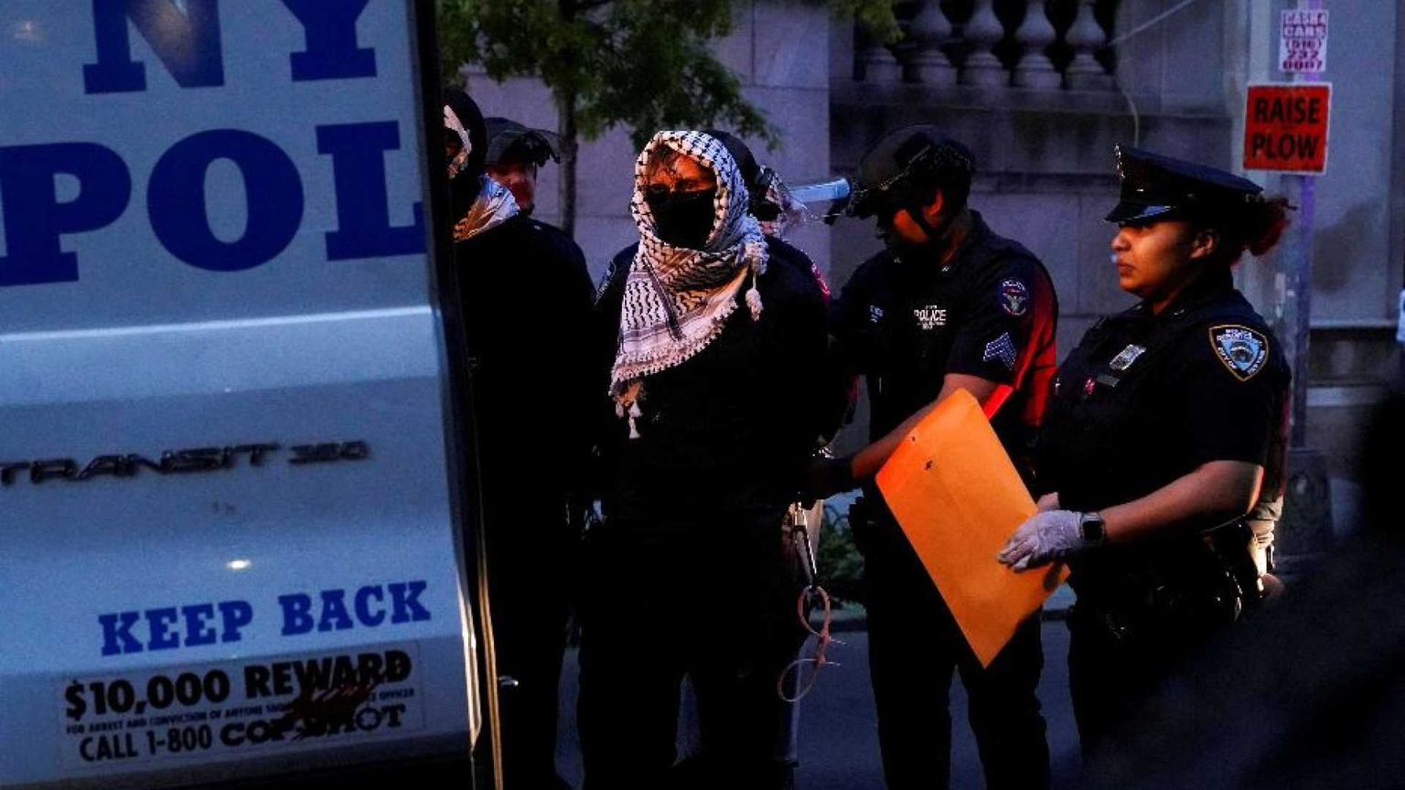 Gli studenti pro-Palestina occupano la biblioteca: 70 arresti