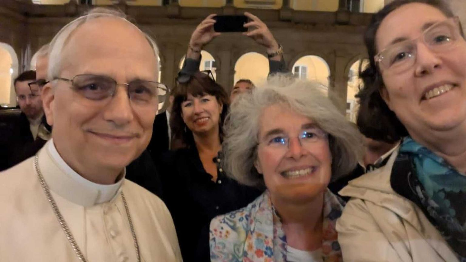 La visita a sorpresa al Sant'Uffizio, poi la Messa: i primi passi del Papa