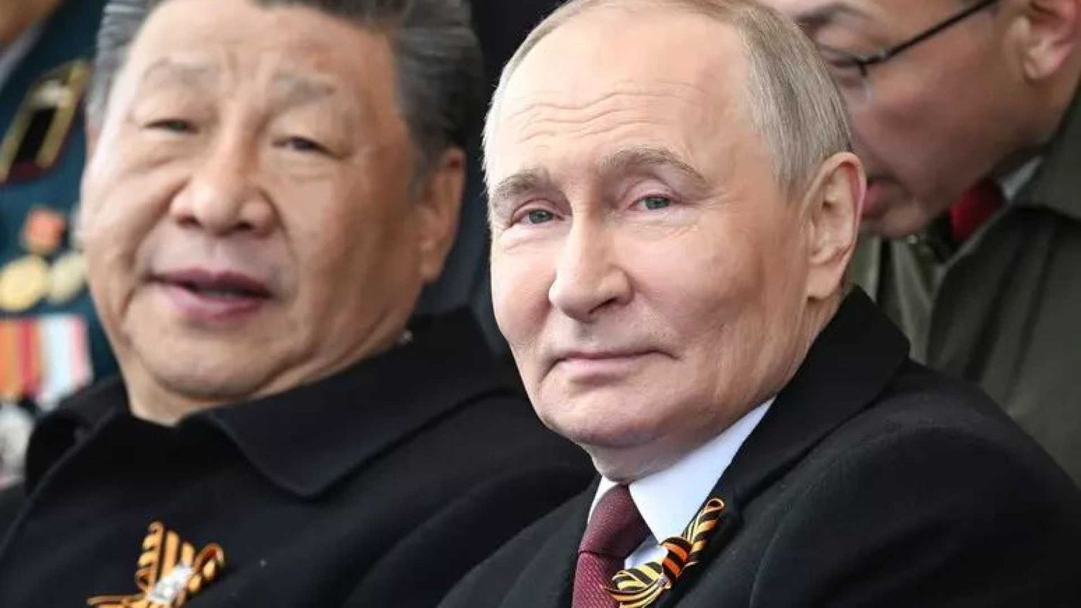 Putin e i suoi “fratelli” alla parata. E l'Ue vuole processarlo