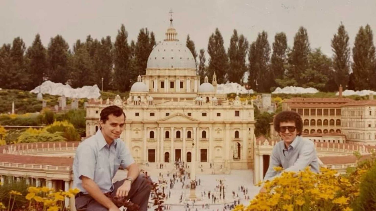 La foto “profetica” davanti al plastico di San Pietro