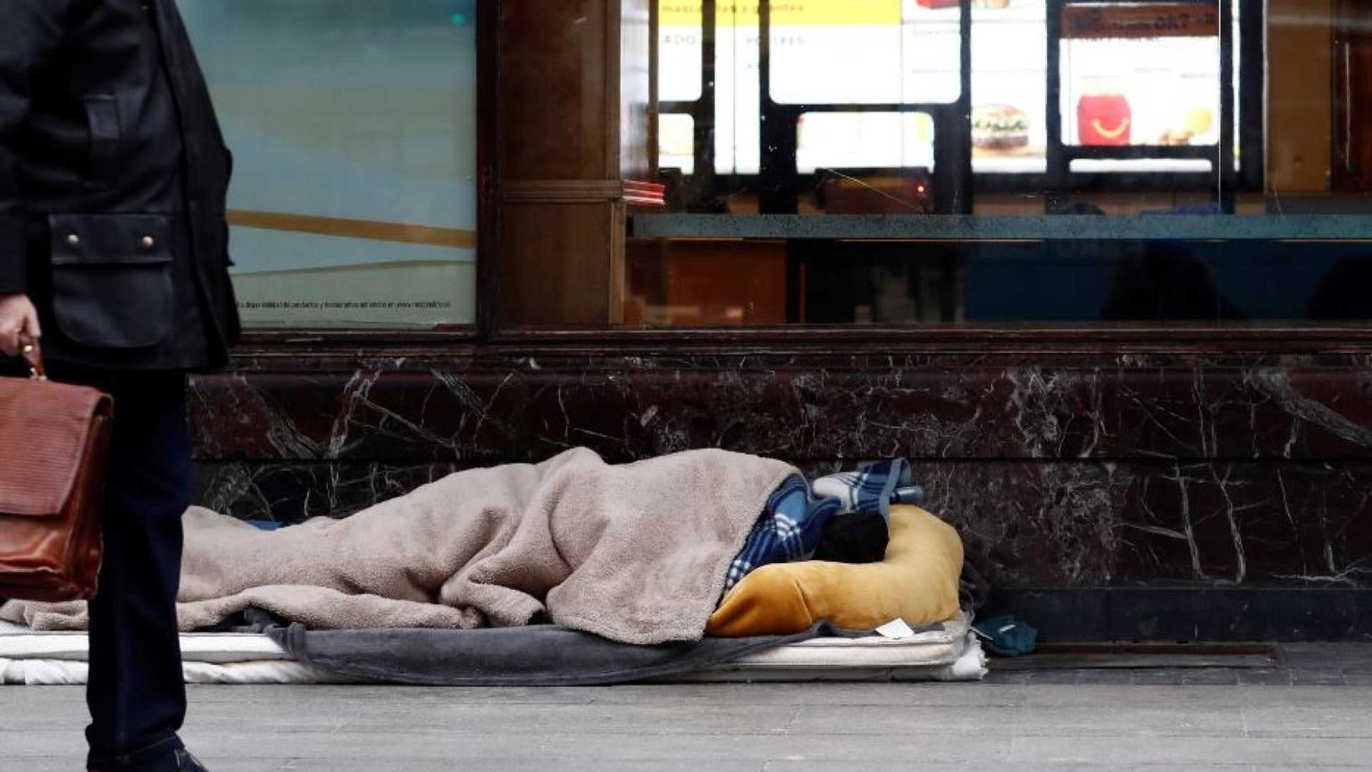 Alta tensione all'aeroporto di Madrid: «Sfollate i 500 senzatetto»