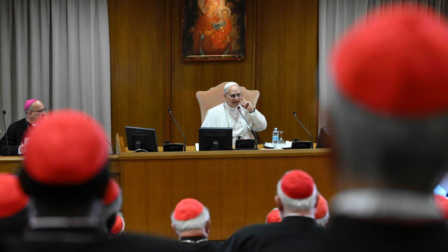 Leone XIV ai cardinali: «Camminiamo sulla via del Concilio Vaticano II»