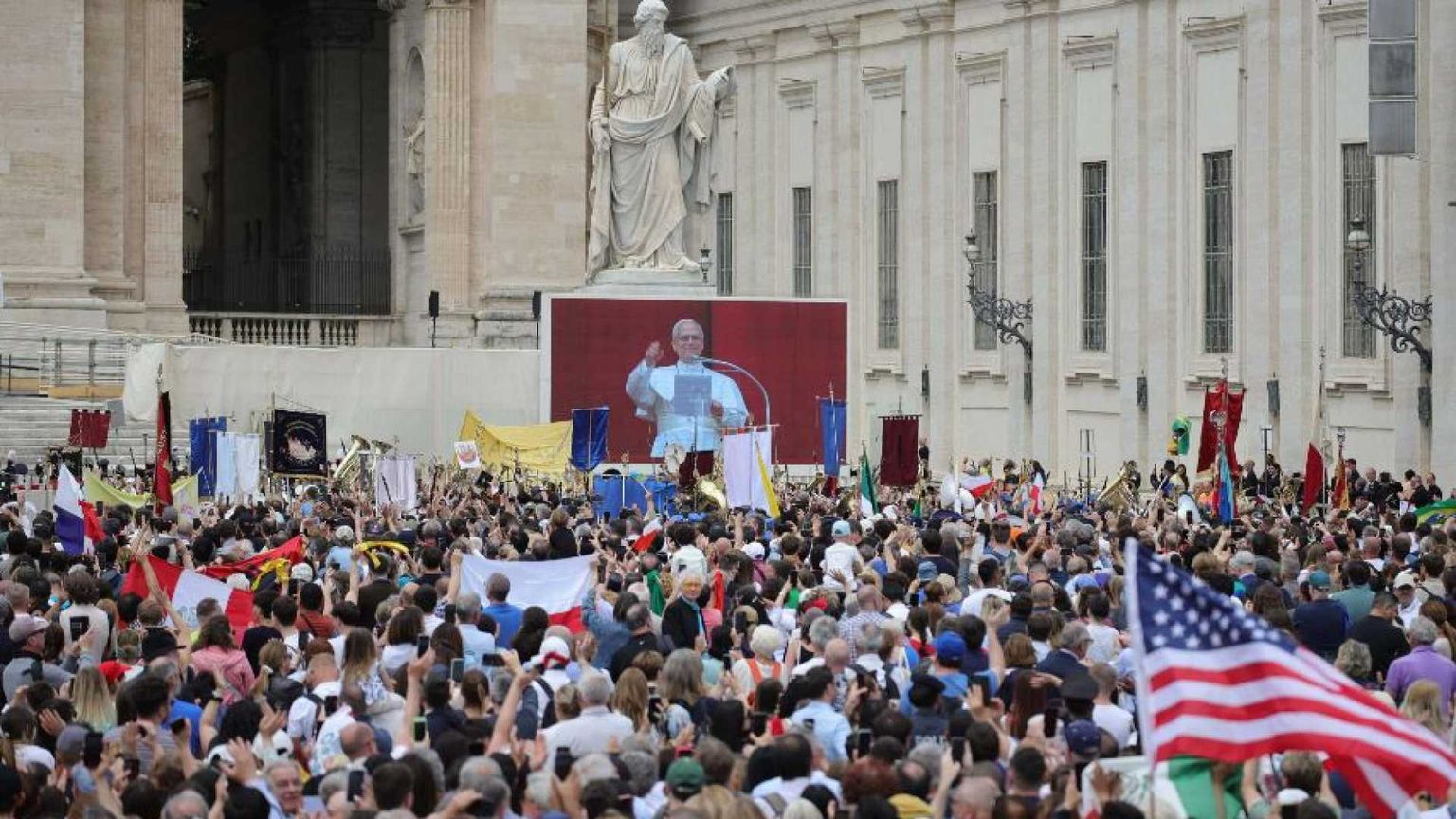 L'abbraccio della gente a Leone XIV per il suo prima Regina Coeli
