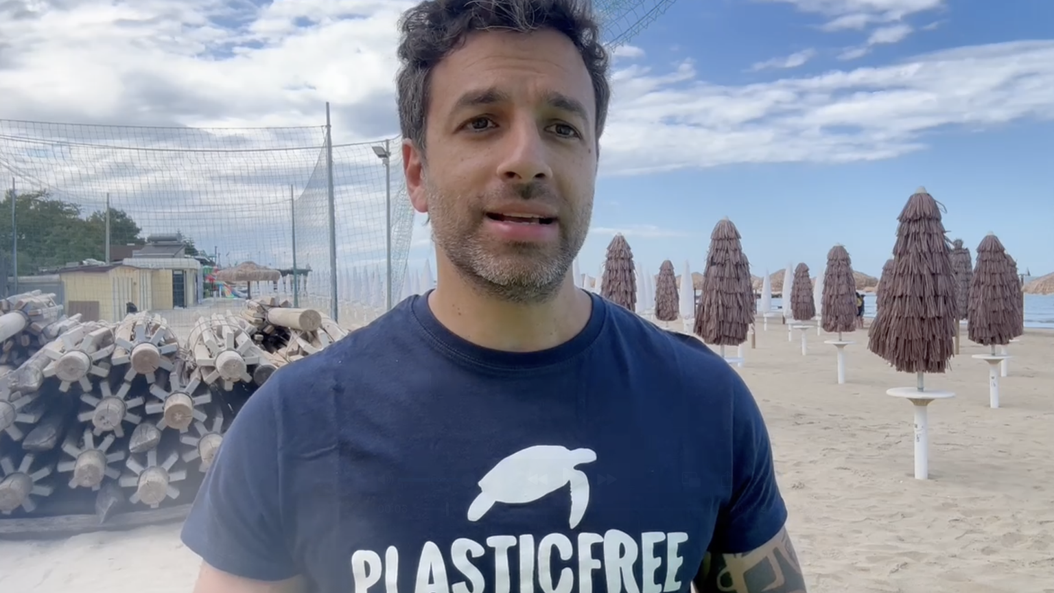 Stop agli ombrelloni hawaiani in rafia sintetica: l'appello di Plastic Free