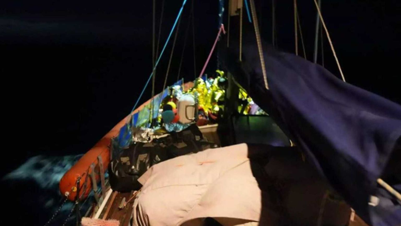 I due piccoli uccisi dalla sete su un barcone: «Morti per indifferenza»