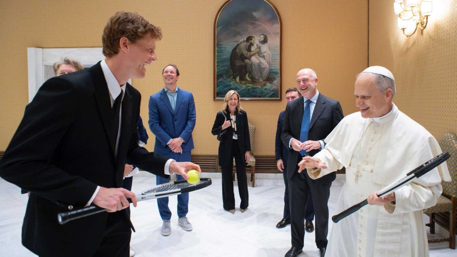 Sinner al Papa: «Vuole giocare?». «Meglio di no. Potrei rompere qualcosa»