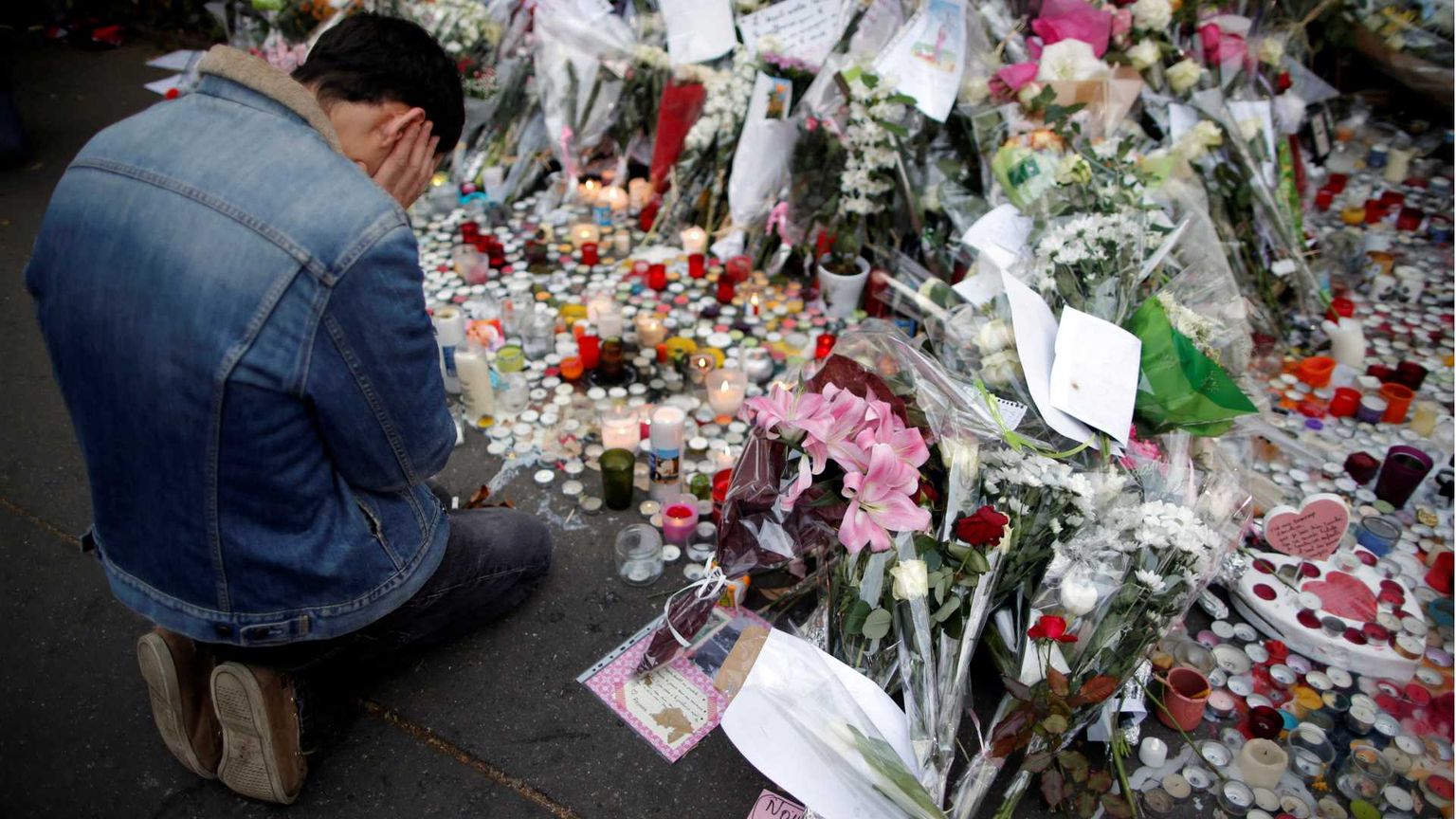 Il memoriale delle vittime, davanti al Bataclan, nei giorni immediatamente successivi alla strage del 2015