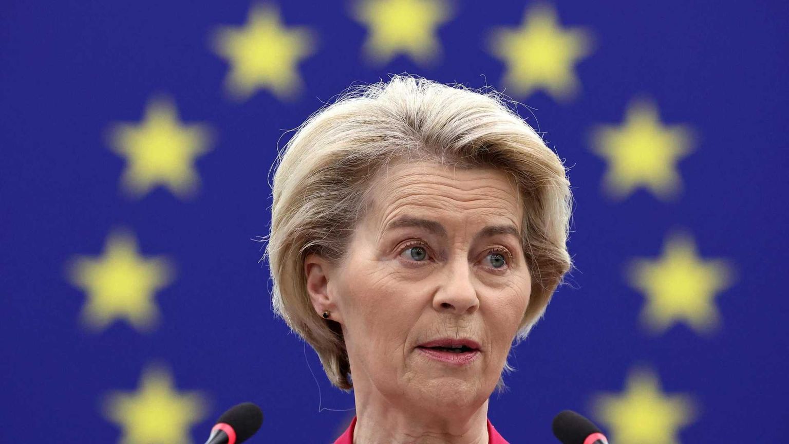 Perché il caso degli sms con Pfizer imbarazza Von der Leyen e l'Europa