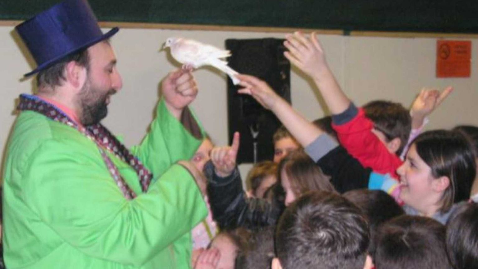 Appollonio il mago con il saio marrone dei francescani