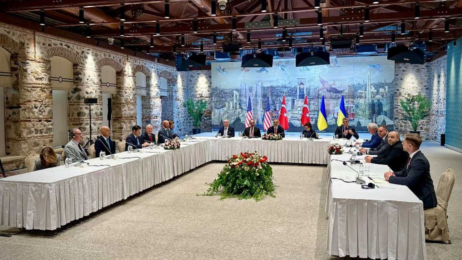 Il dialogo tra sordi ha sfiorato la farsa: nessuna pace a Istanbul