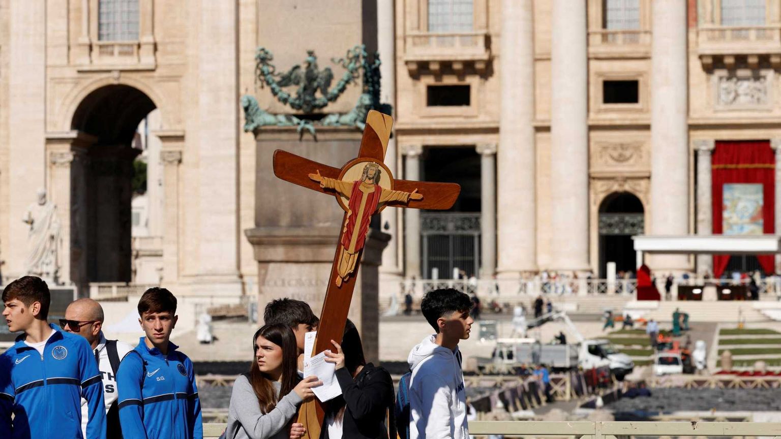 La tomba di San Pietro, la piazza: attesa per la Messa di inizio pontificato