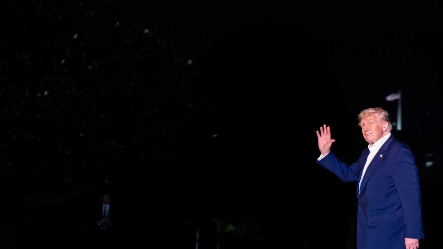 «Lunedì telefono a Putin». Trump prova a dimenticare il flop