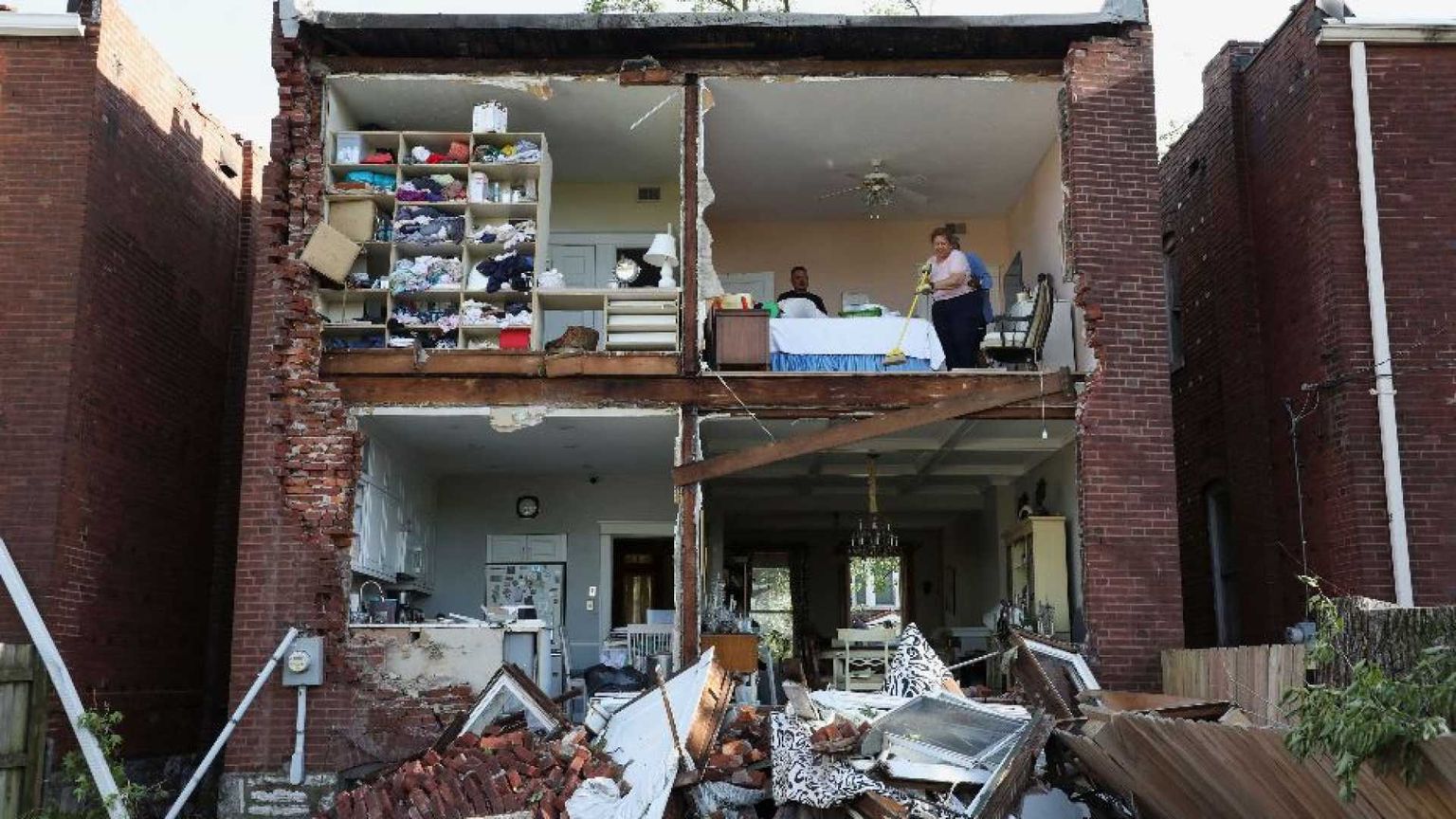 Midwest devastato dai tornado: almeno 21 i morti