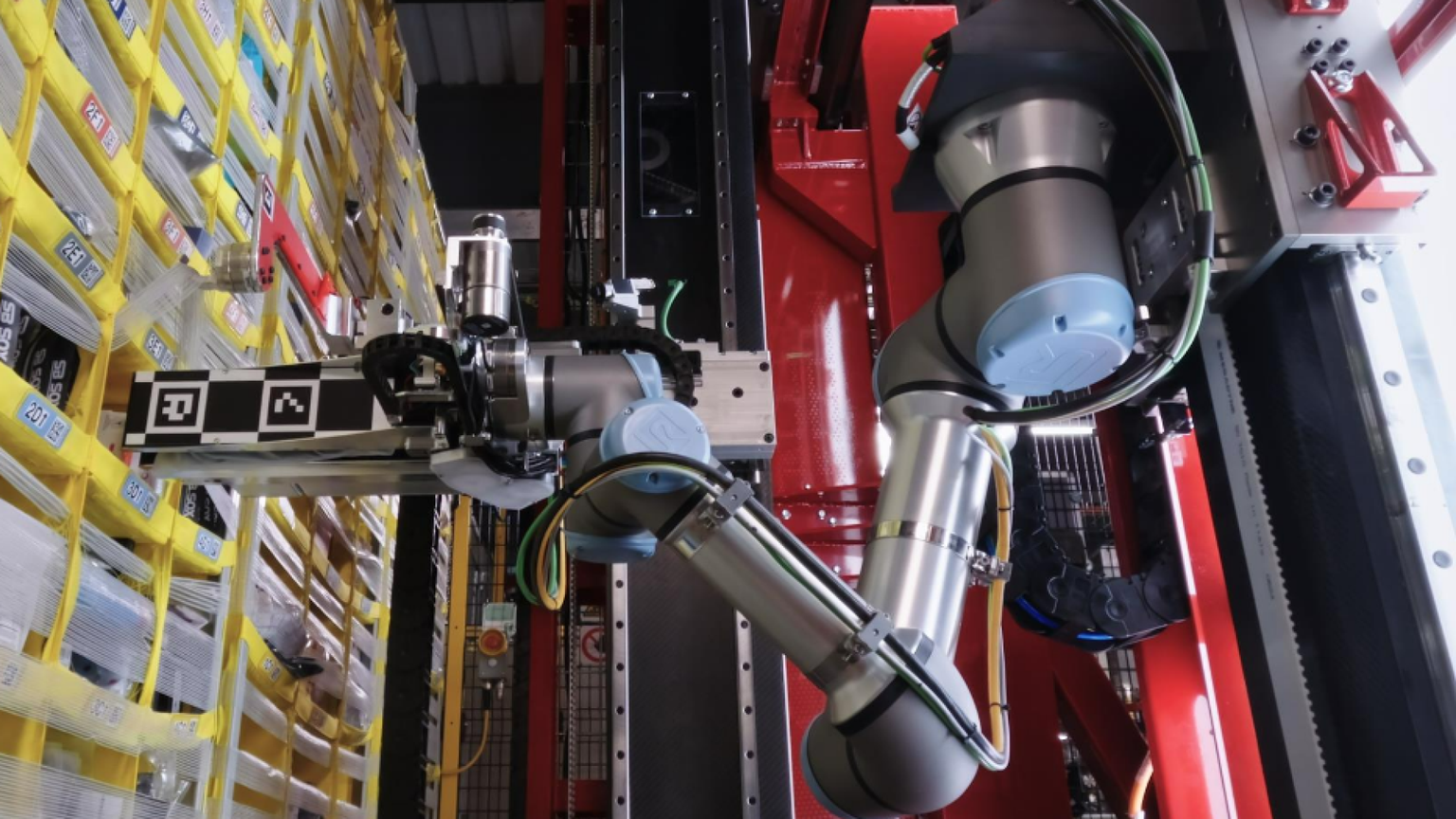 Amazon ora ha un robot che tocca e ragiona. Ma gli serve l'aiuto umano