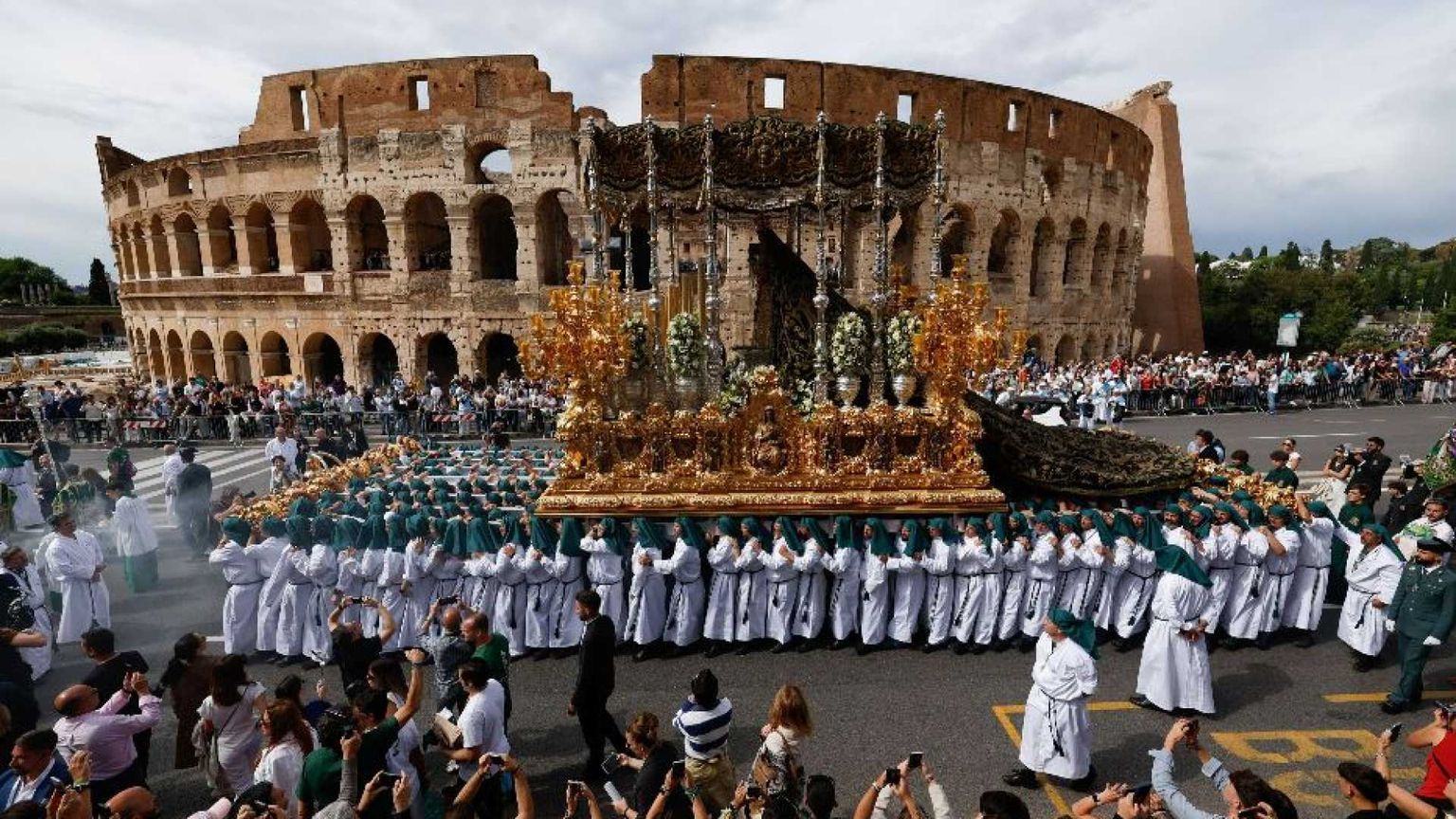 La fede popolare delle Confraternite del mondo sfila per le vie di Roma