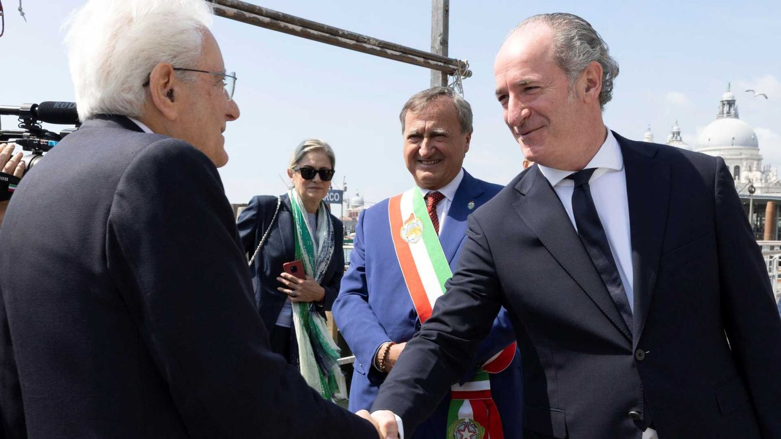 Mattarella: «Autonomia senza sconfinamenti e sanità sia uguale per tutti»