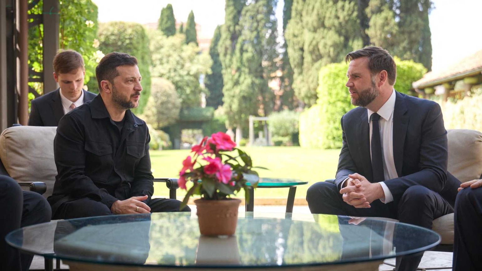 Disgelo tra Zelensky e Vance a Roma, oggi la telefonata tra Trump e Putin