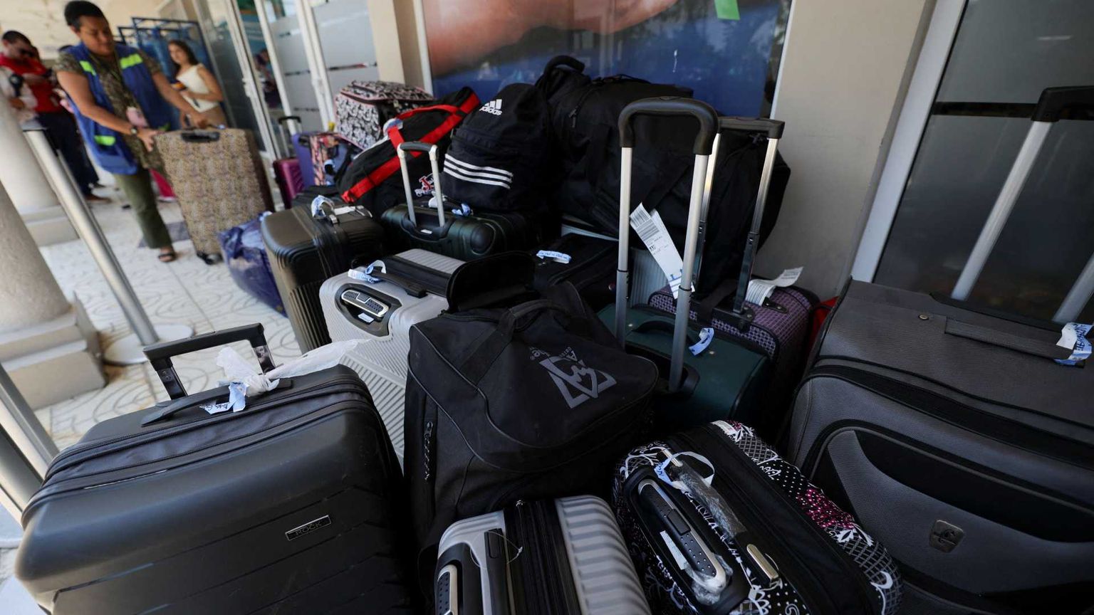 Un biglietto aereo e mille dollari: i primi auto-rimpatriati dell'era Trump