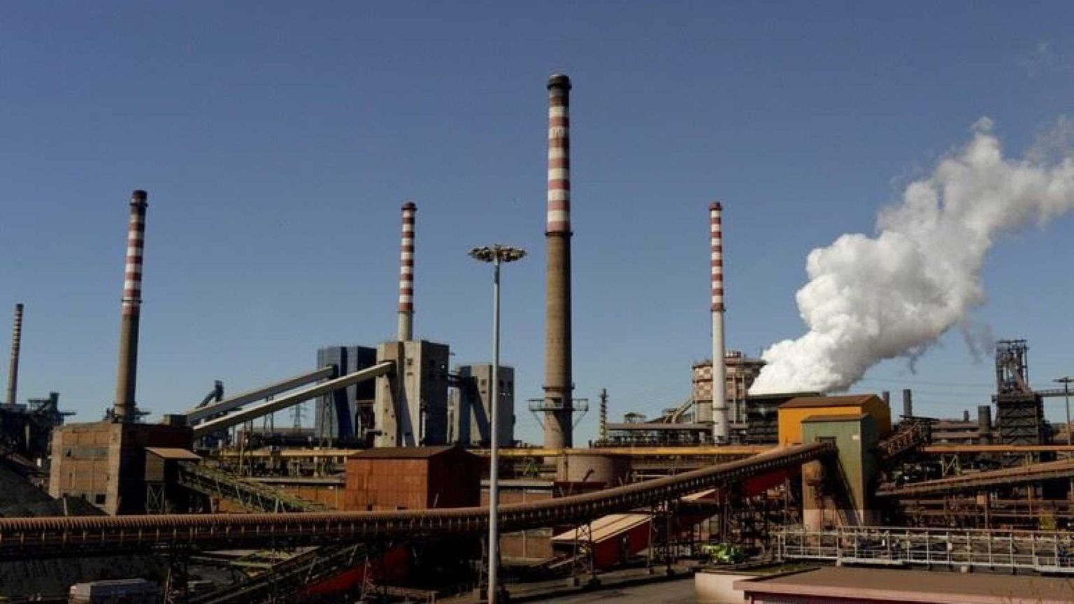 Taranto, sei candidati e il fantasma ex Ilva