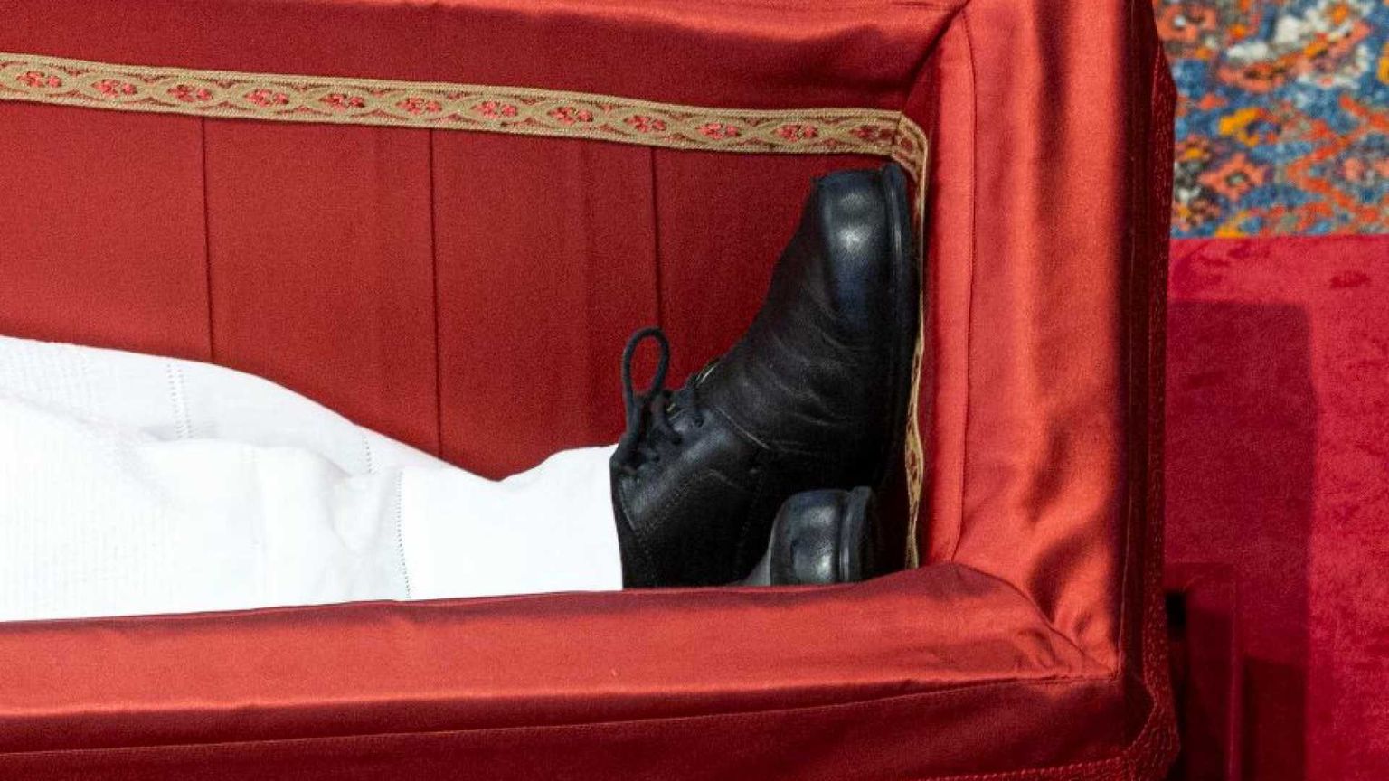 Le scarpe consumate di papa Francesco, lezione per noi giornalisti